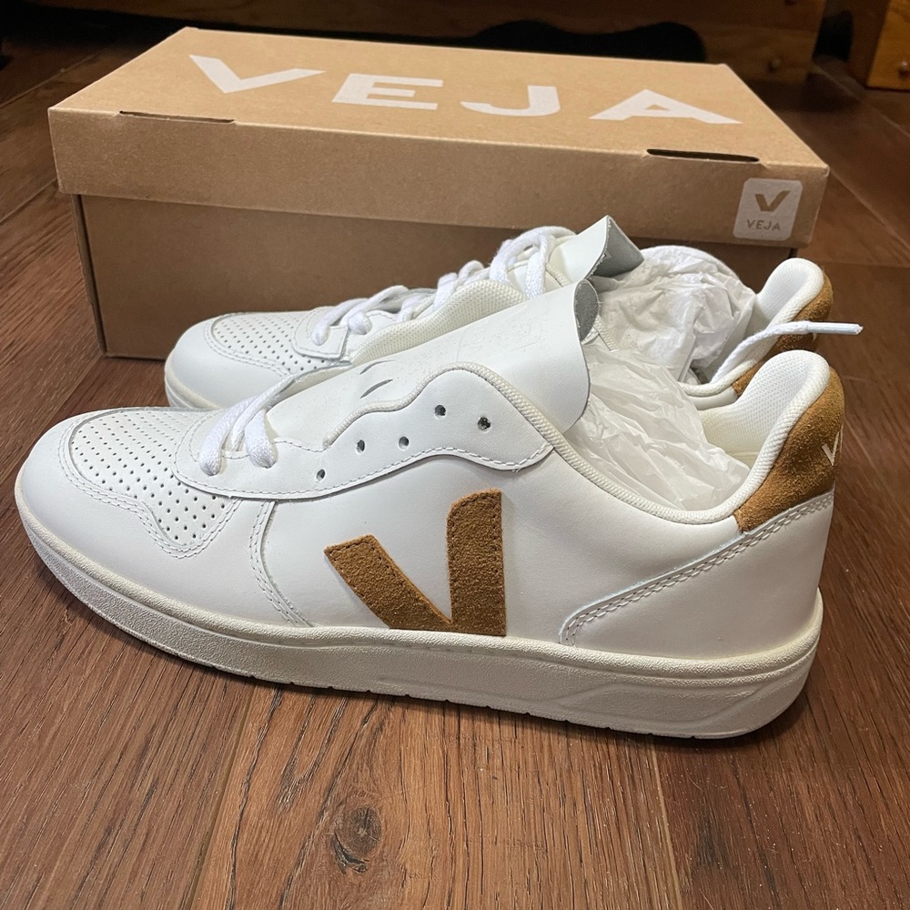 Brand new men’s size eight Vejas.